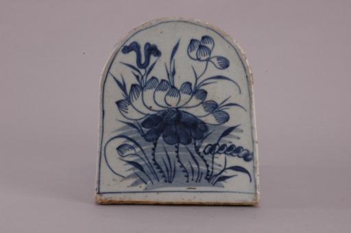 清乾隆马鞍式青花开光花草纹瓷枕