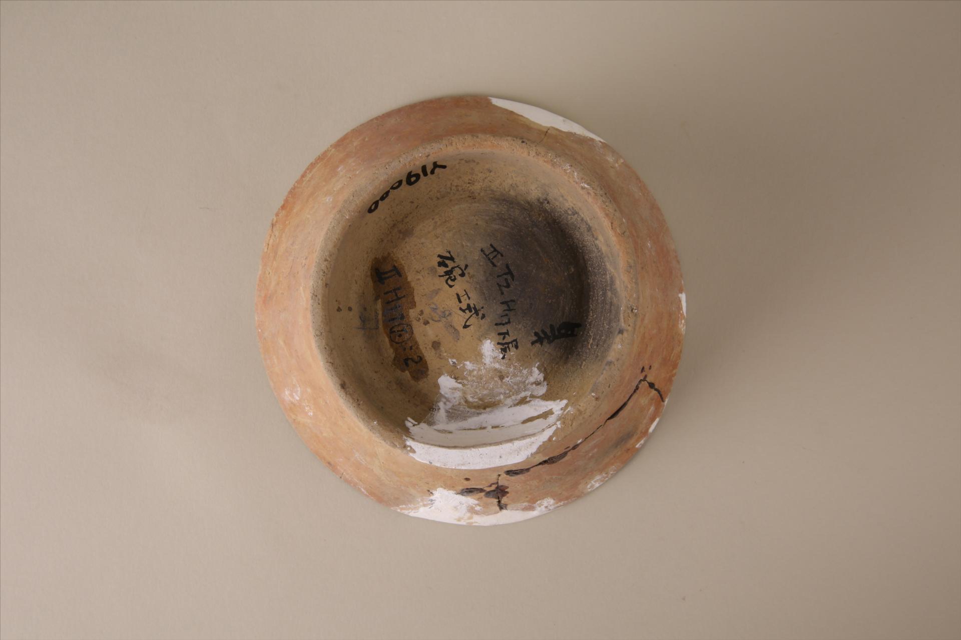 新石器时代大溪文化侈口斜弧壁圈足凸棱夹砂红褐陶碗