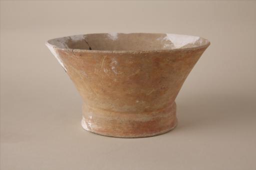 新石器时代大溪文化侈口斜弧壁圈足凸棱夹砂红褐陶碗