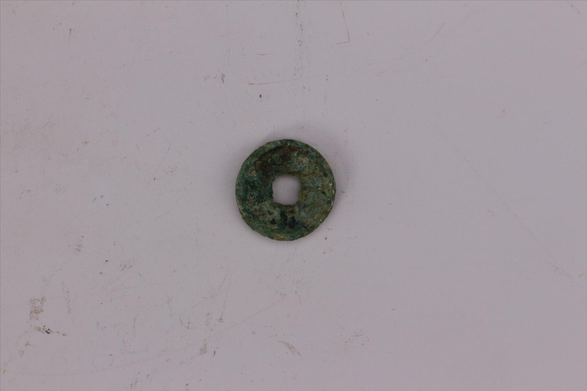西汉圆形方孔半两铜钱