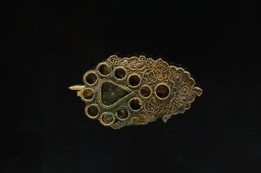 元小盾牌状金耳环