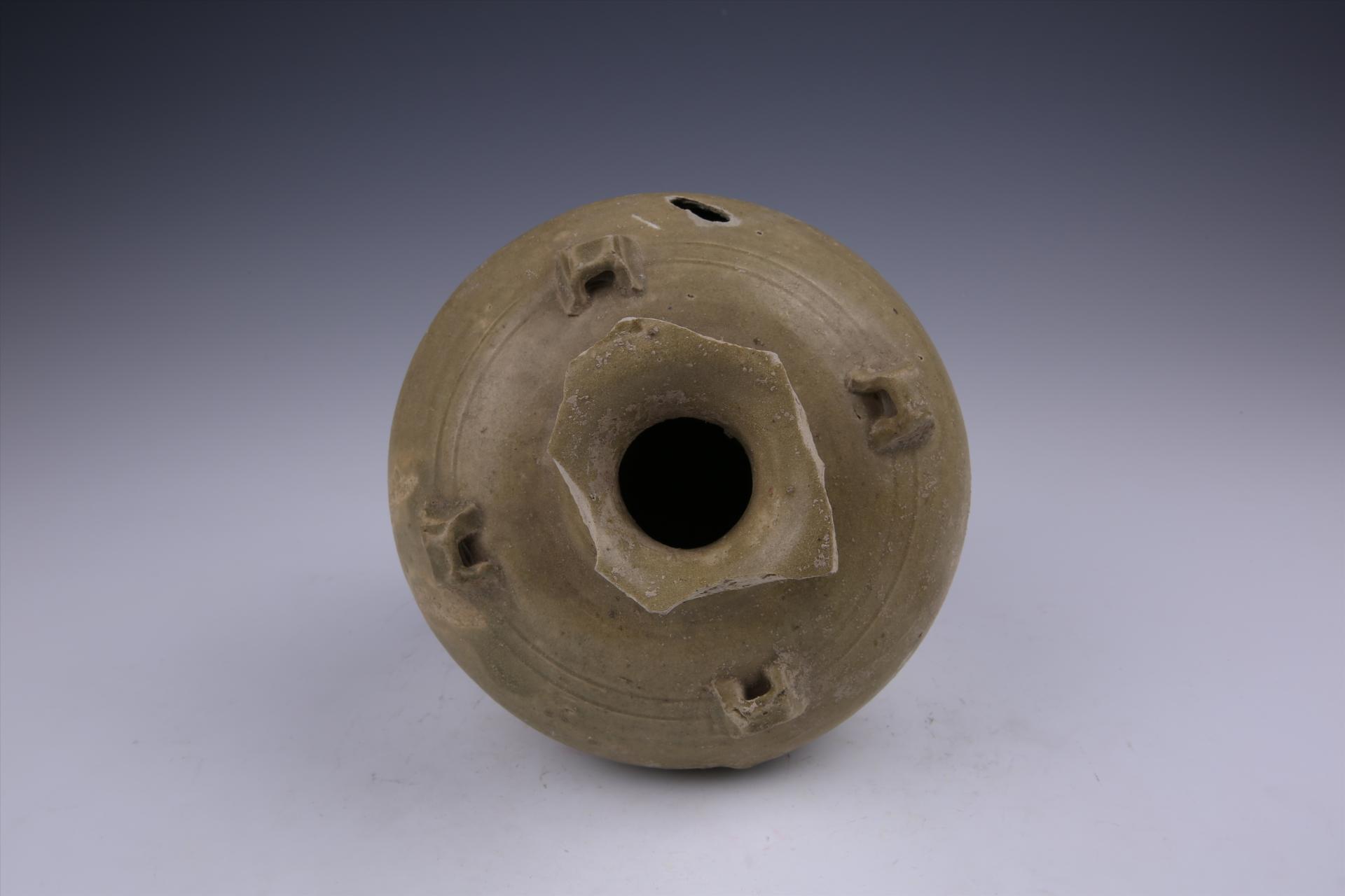 唐束颈鼓腹四系青釉瓷罐