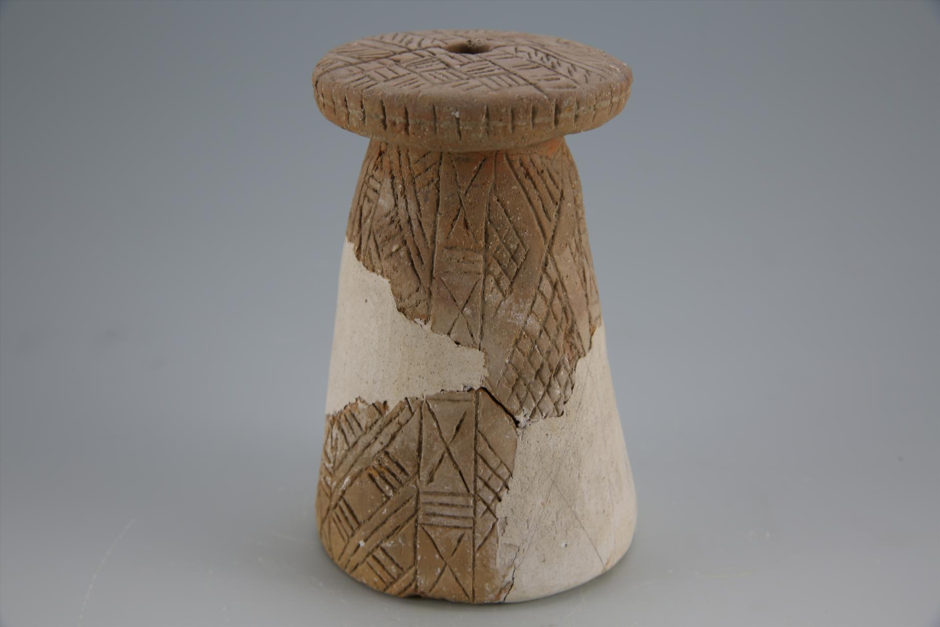 新石器时代屈家岭文化弧顶刻划线纹红陶支座