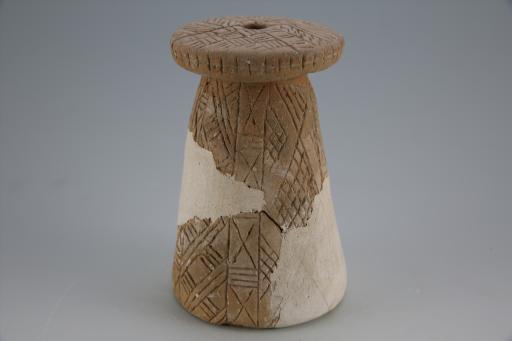 新石器时代屈家岭文化弧顶刻划线纹红陶支座