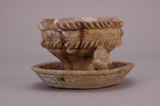 南朝子口圆盘底座附加堆纹青瓷炉
