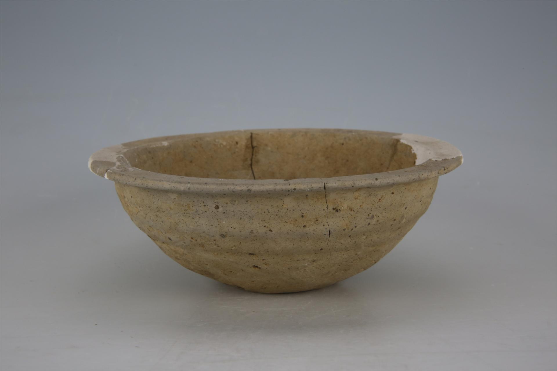 东汉敞口宽平沿削棱夹细砂灰陶钵