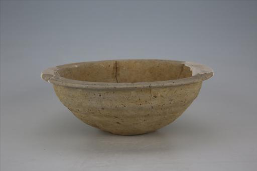东汉敞口宽平沿削棱夹细砂灰陶钵