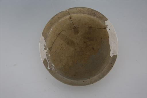 东汉敞口宽平沿削棱夹细砂灰陶钵