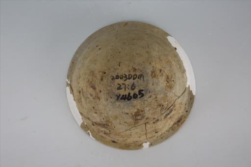 东汉敞口宽平沿削棱夹细砂灰陶钵