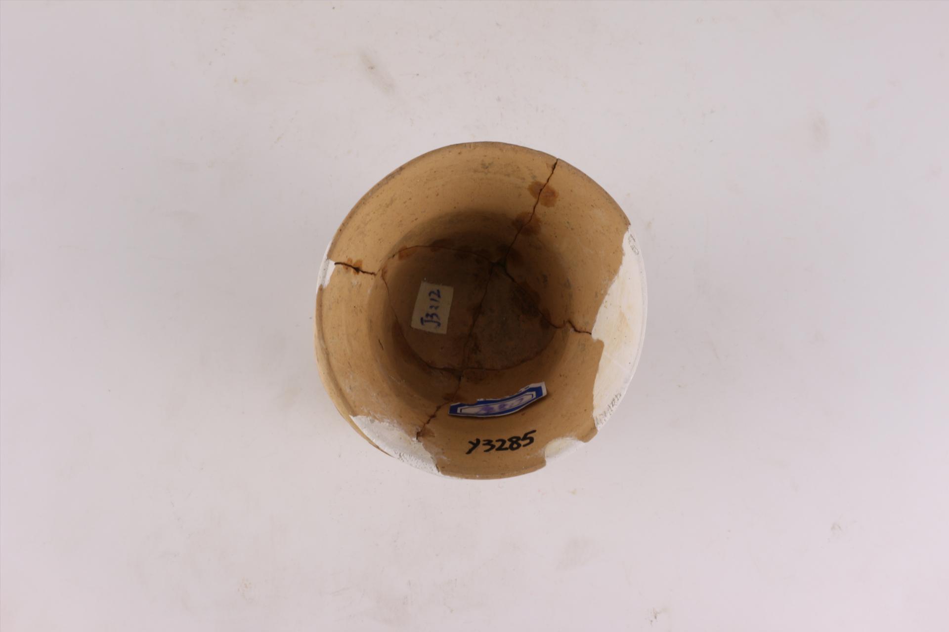 新石器时代屈家岭文化斜直腹高圈足弦纹橙黄陶杯