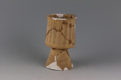 新石器时代屈家岭文化斜直腹高圈足弦纹橙黄陶杯