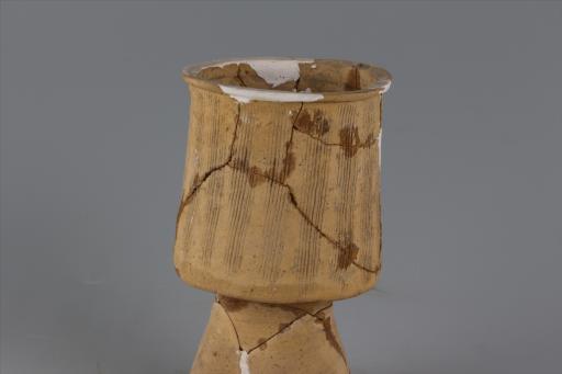 新石器时代屈家岭文化斜直腹高圈足弦纹橙黄陶杯