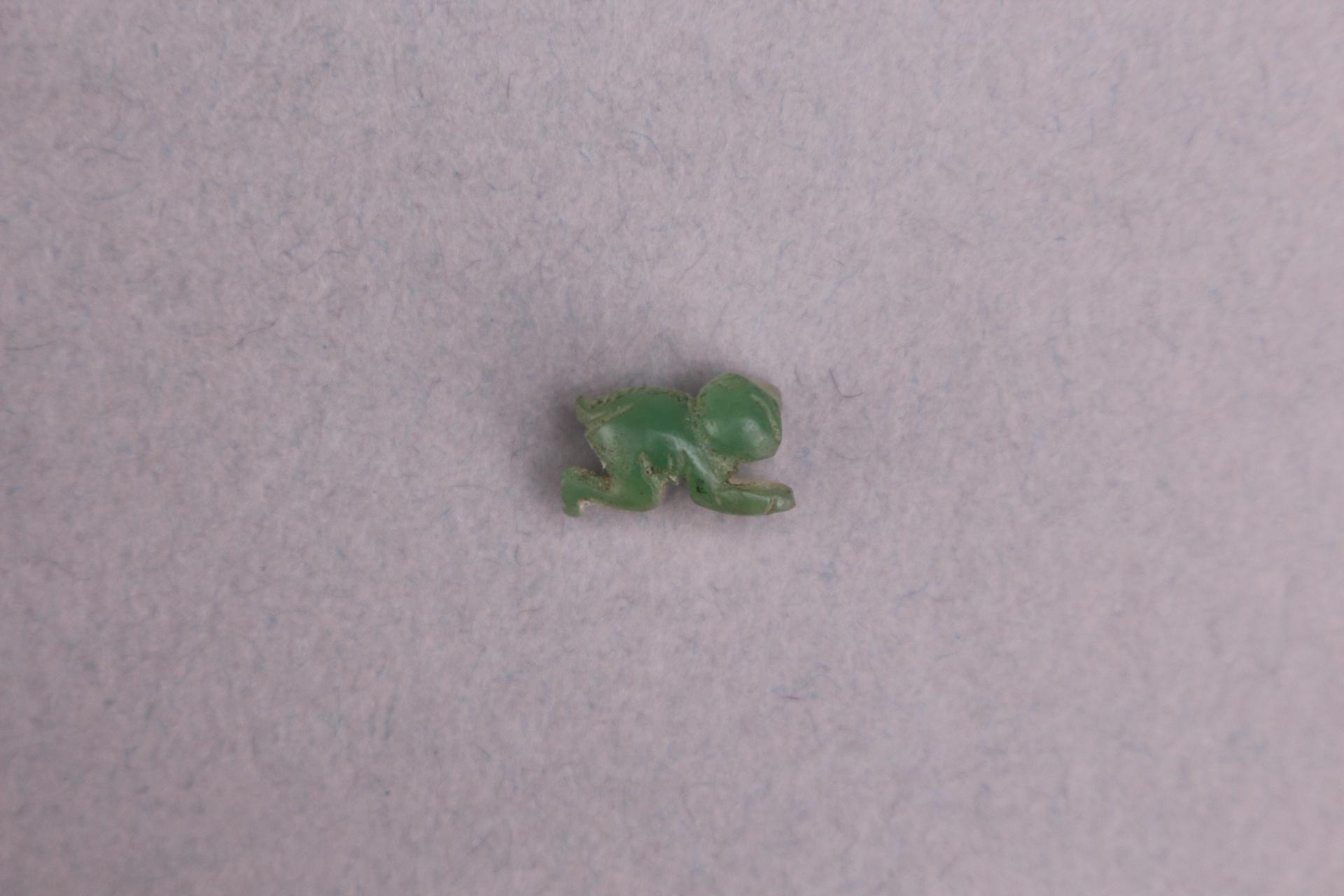 清猴形青白色玉饰件