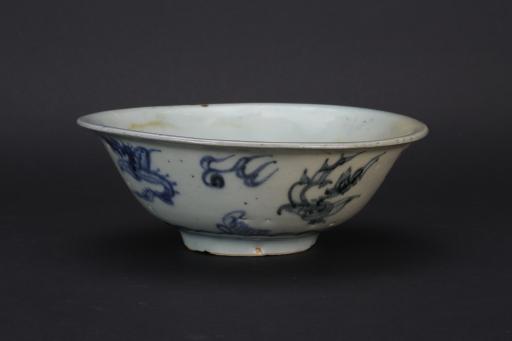 明侈口海水翼龙纹青花瓷碗