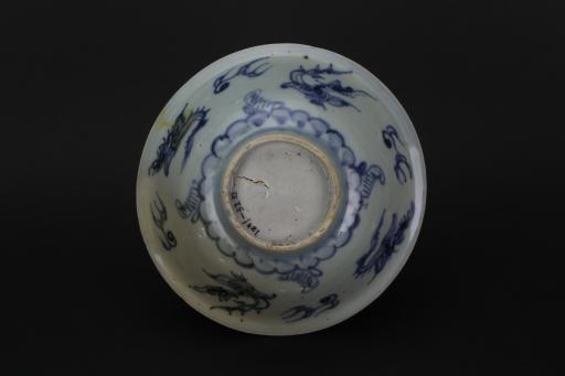 明侈口海水翼龙纹青花瓷碗