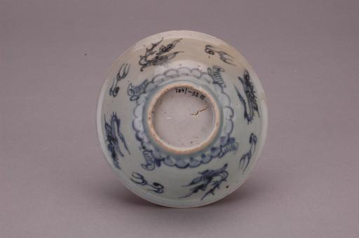 明侈口海水翼龙纹青花瓷碗