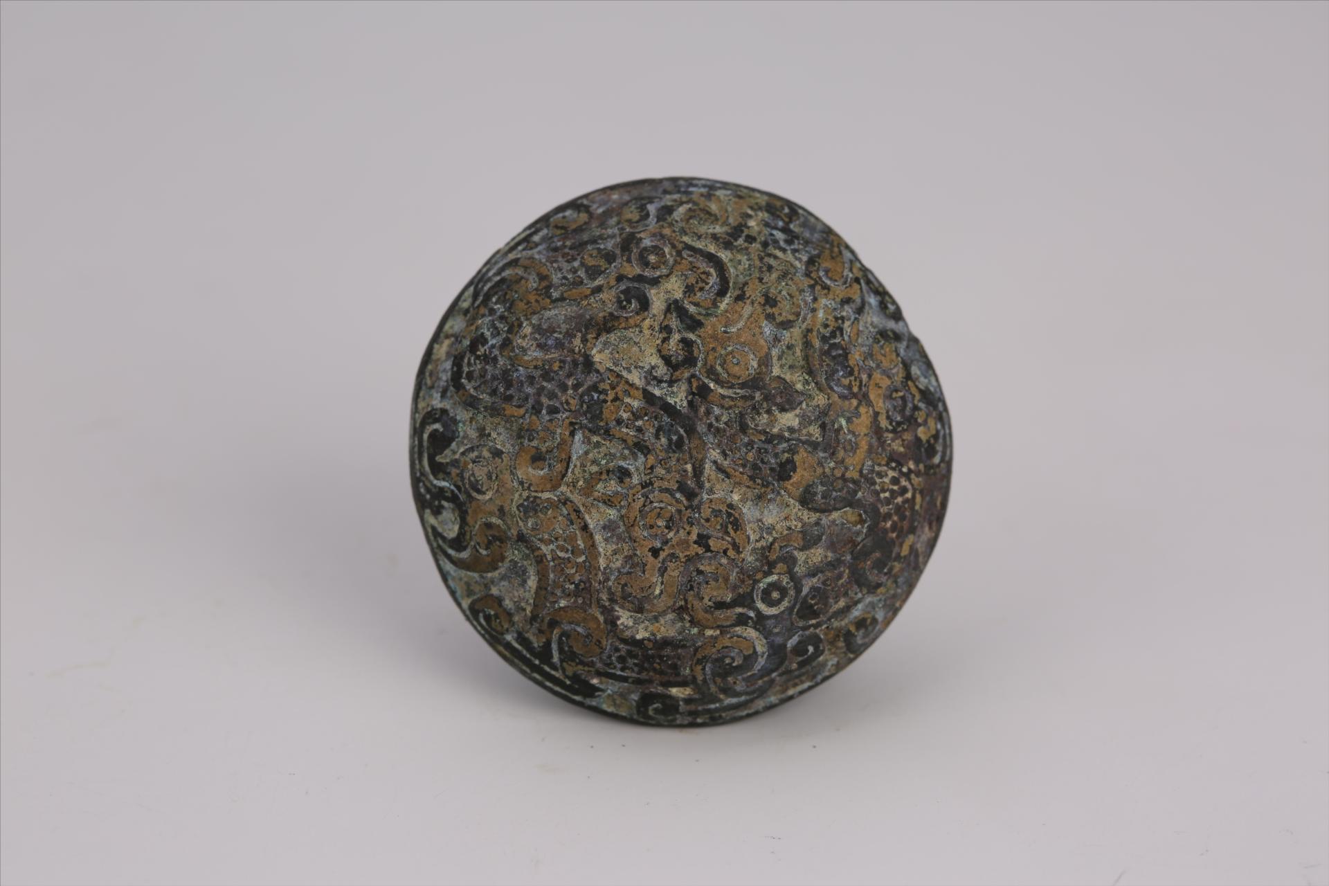 春秋时期圆形弧顶龙纹铜扣件