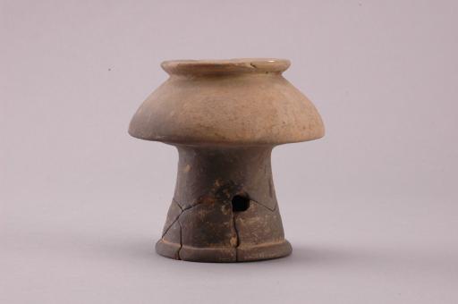 新石器时代屈家岭文化折腹镂孔圈足陶盂形器