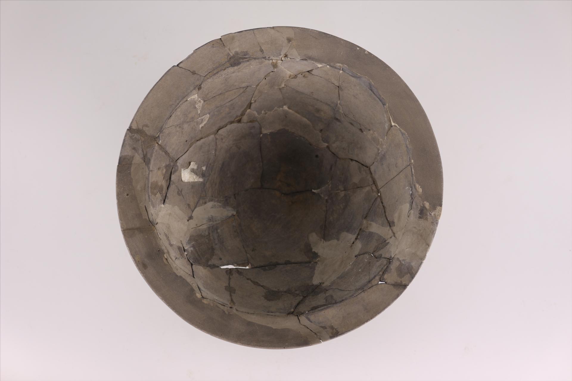 新石器时代屈家岭文化敞口弧腹镂孔圈足细泥黑陶豆