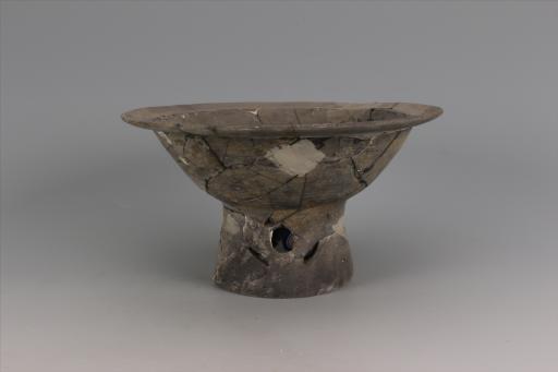 新石器时代屈家岭文化敞口弧腹镂孔圈足细泥黑陶豆