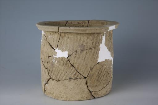 东汉直口平沿深直腹粗绳纹夹细砂灰黄陶井