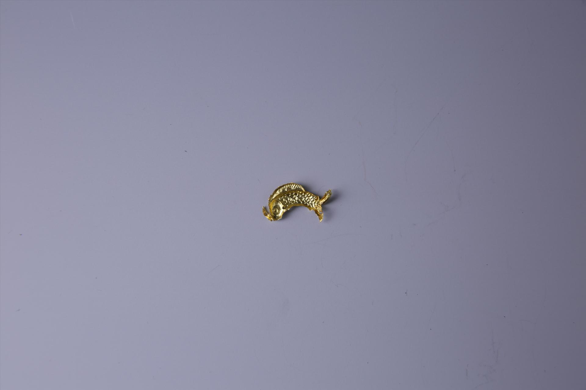 明鱼形金饰