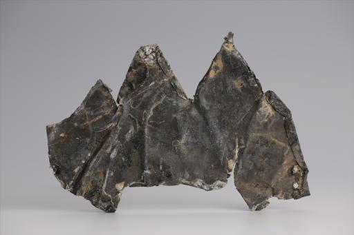 春秋时期兽形三尾包锡箔锡饰片