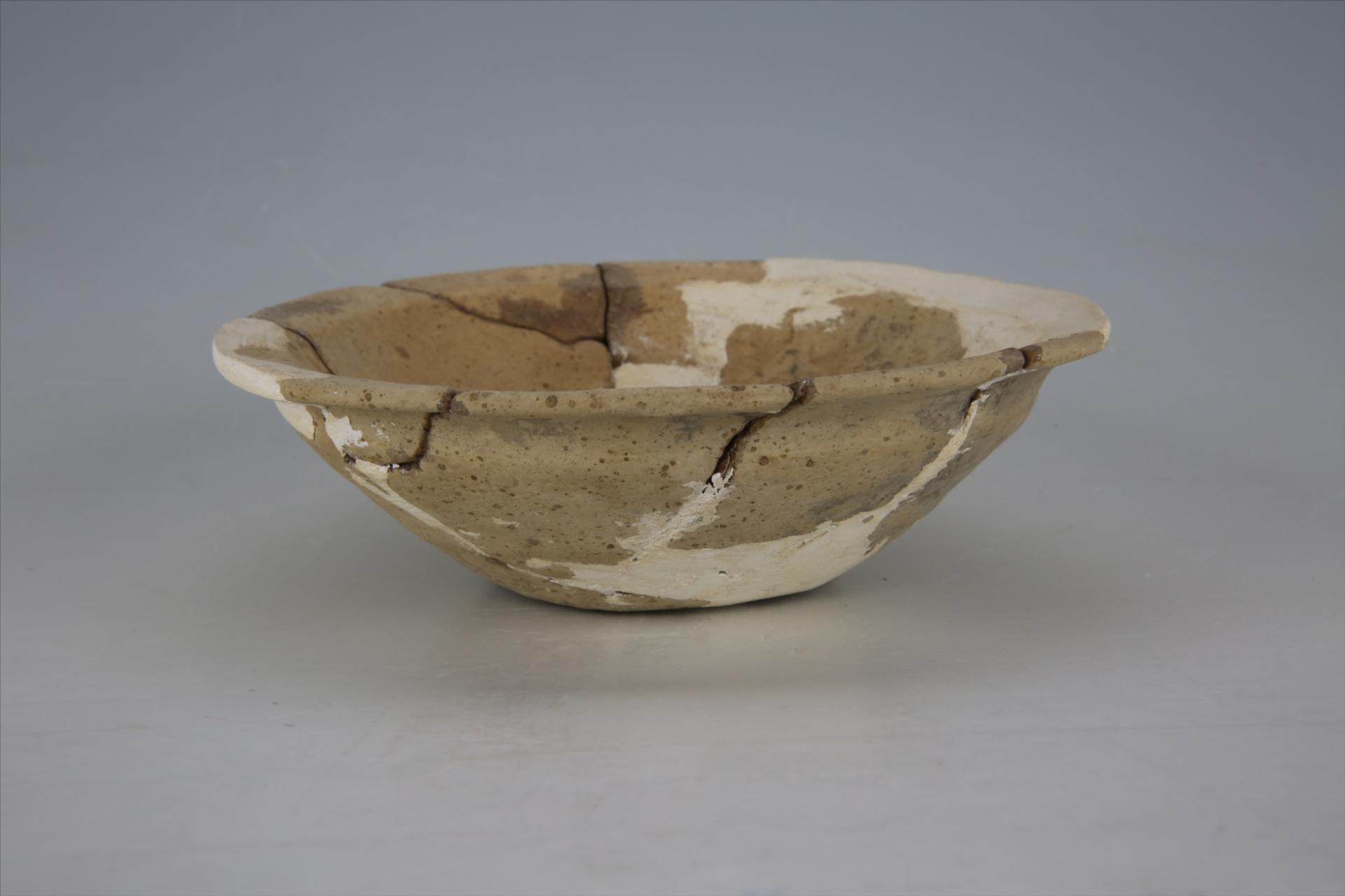 战国时期敞口宽平沿泥质灰黄陶钵