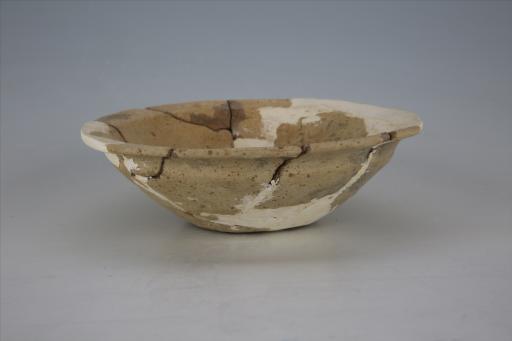 战国时期敞口宽平沿泥质灰黄陶钵