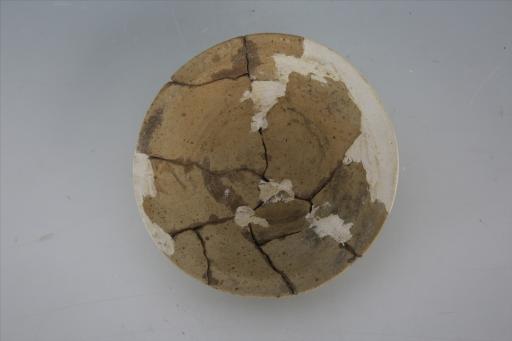 战国时期敞口宽平沿泥质灰黄陶钵