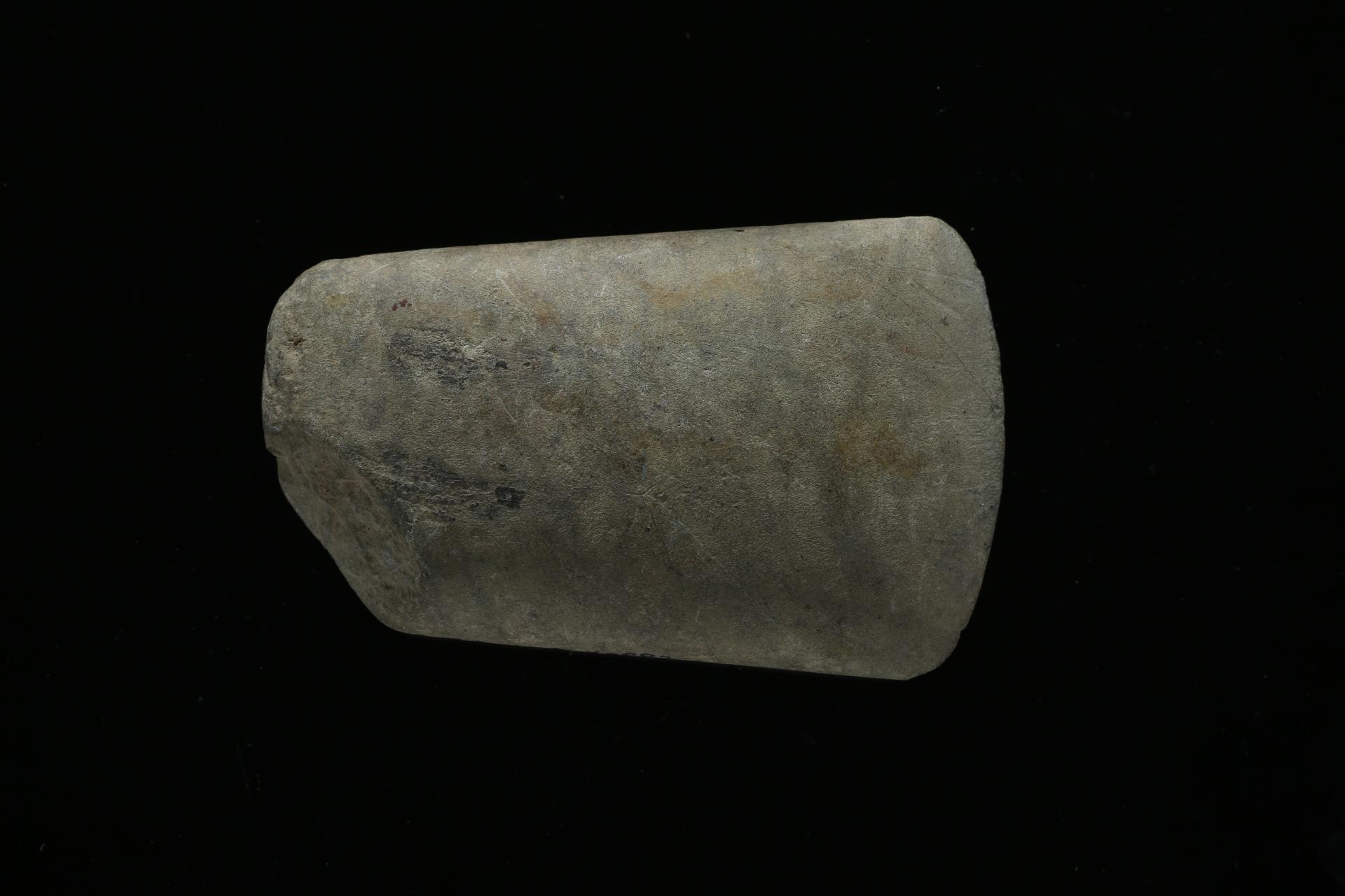 周梯形弧刃石斧