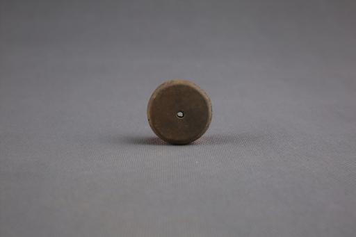 商圆饼形中穿夹砂灰褐陶纺轮