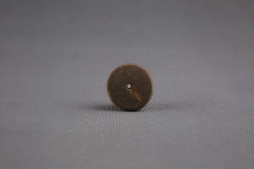 商圆饼形中穿夹砂灰褐陶纺轮