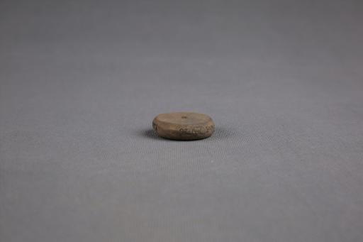 商圆饼形中穿夹砂灰褐陶纺轮