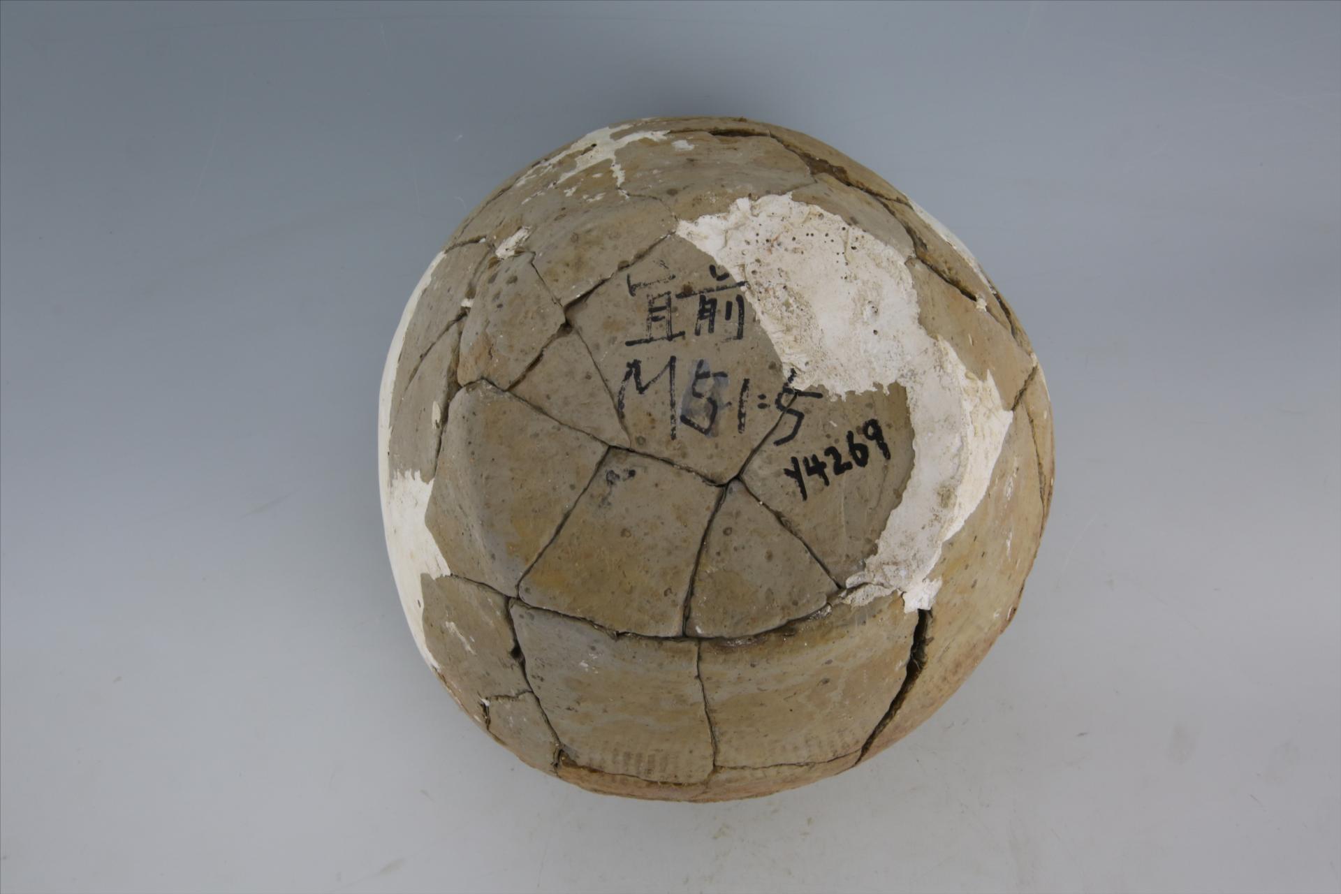 东汉敛口广肩弧腹平底绳纹泥质灰黄陶罐