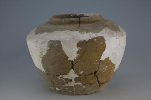 东汉敛口广肩弧腹平底绳纹泥质灰黄陶罐