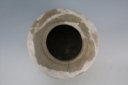 东汉敛口广肩弧腹平底绳纹泥质灰黄陶罐