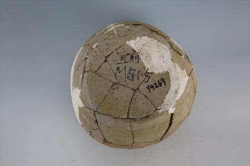 东汉敛口广肩弧腹平底绳纹泥质灰黄陶罐