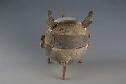 战国时期椭圆形直口环耳变异鹿状纽足彩绘泥质灰褐陶敦