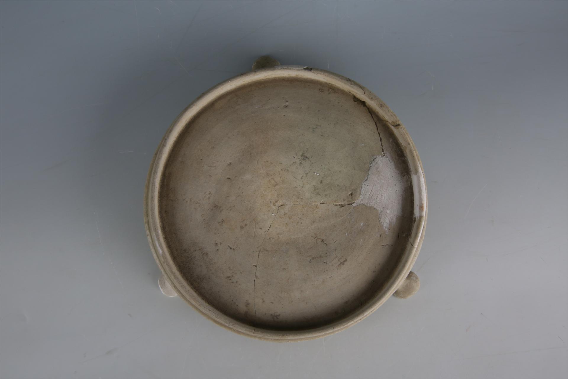 南朝圆形三矮蹄足灰白胎青釉瓷砚