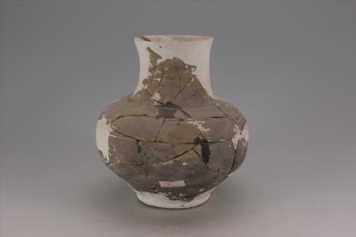 商侈口长束颈鼓腹凹弦纹泥质褐胎黑皮陶壶