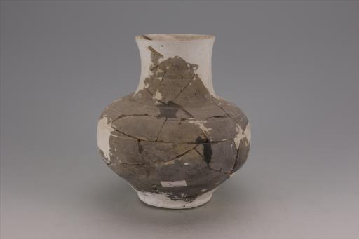 商侈口长束颈鼓腹凹弦纹泥质褐胎黑皮陶壶