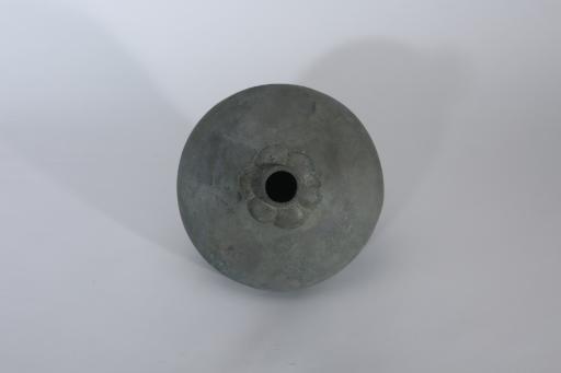 西汉长颈扁圆鼓腹矮圈足铜蒜头壶