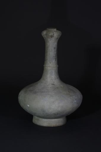 西汉长颈扁圆鼓腹矮圈足铜蒜头壶