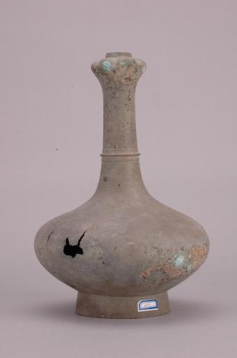 西汉长颈扁圆鼓腹矮圈足铜蒜头壶