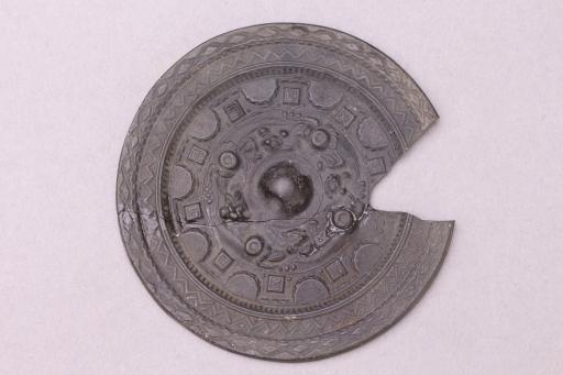 东汉圆钮神兽纹铜镜