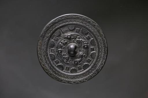东汉圆钮神兽纹铜镜