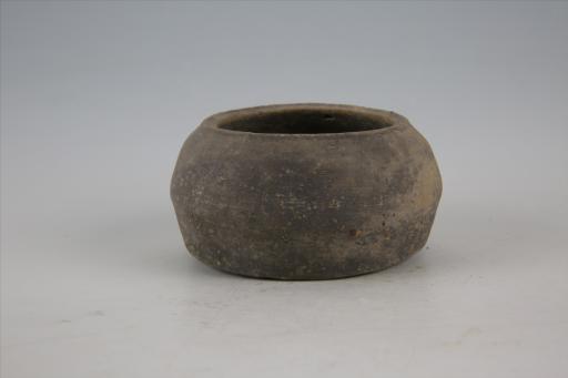 东汉敛口鼓肩弧腹平底夹砂黑陶罐