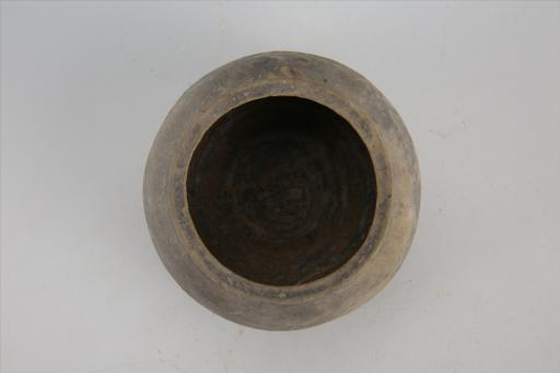 东汉敛口鼓肩弧腹平底夹砂黑陶罐