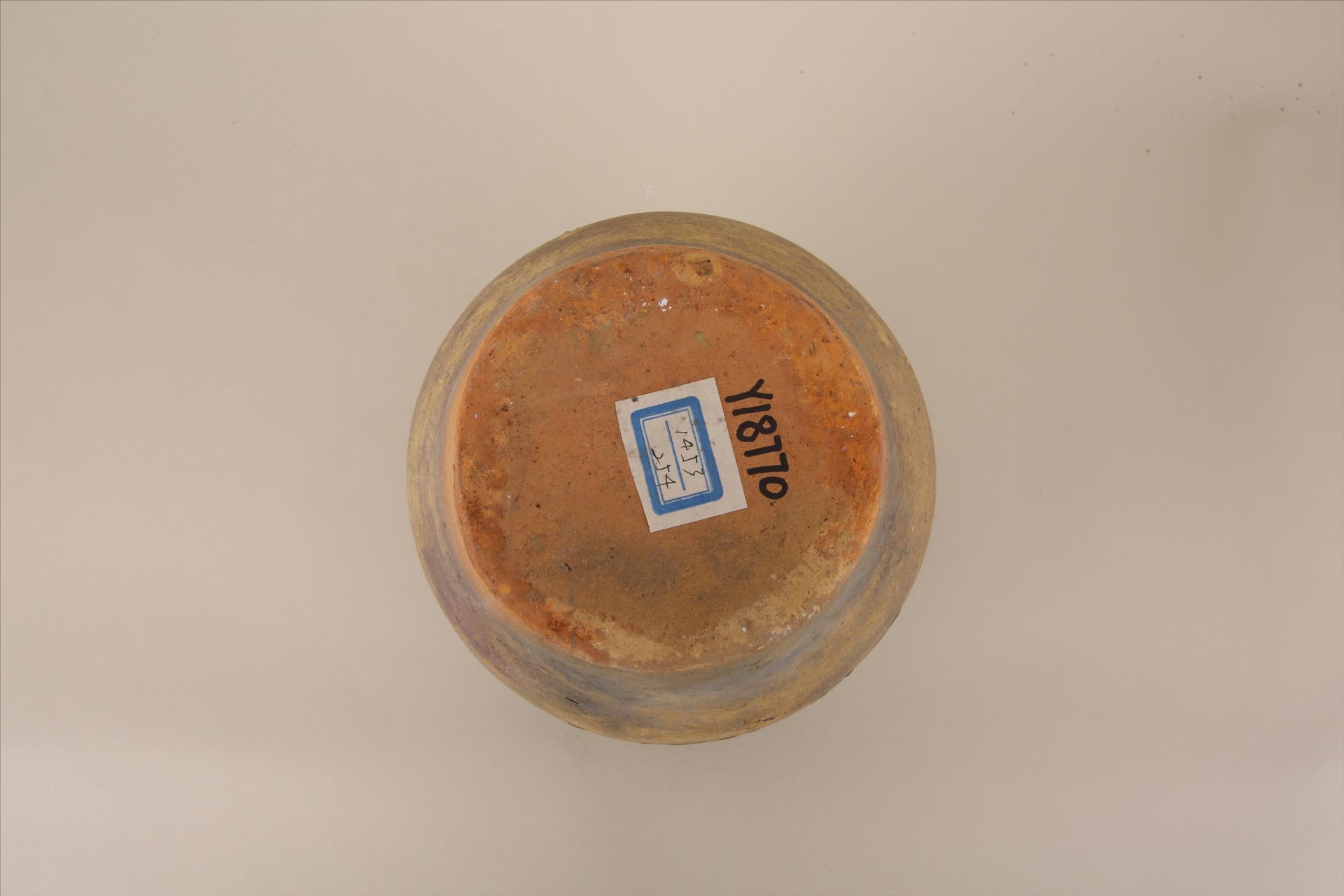 明敛口圆唇深弧腹平底双耳凹弦纹酱黄釉瓷罐